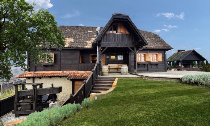 Breznik Plesivicki House | 240 m² House ∙ 6 bedrooms ∙ 12 guests