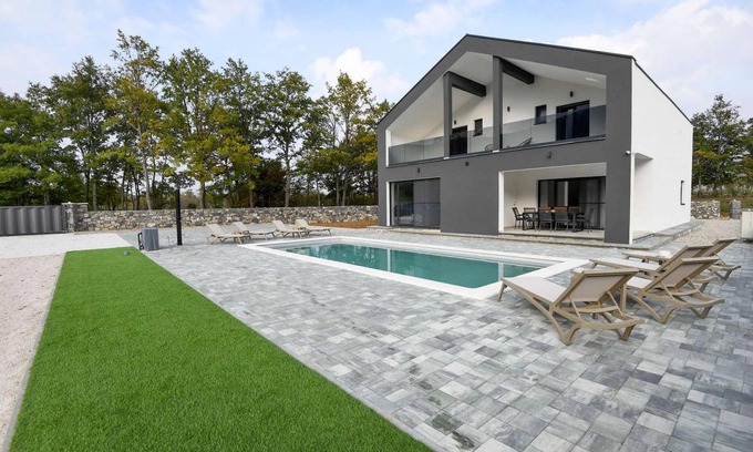 Municipality of Gracac House | 250 m² House ∙ 4 bedrooms ∙ 8 guests