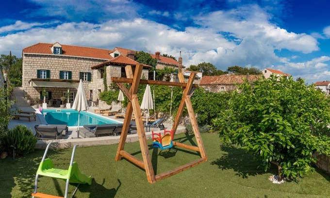 Mocici House | 300 m² House ∙ 5 bedrooms ∙ 12 guests