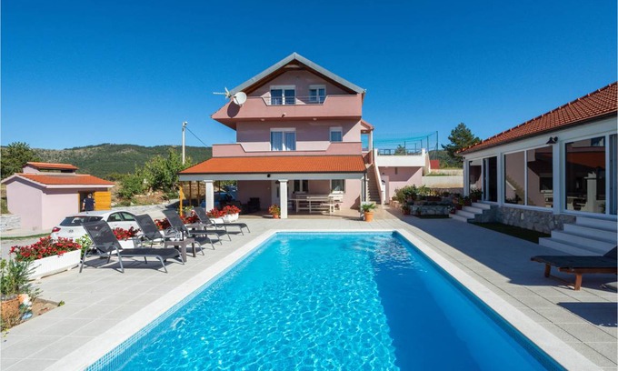 Neoric House | 300 m² House ∙ 6 bedrooms ∙ 16 guests