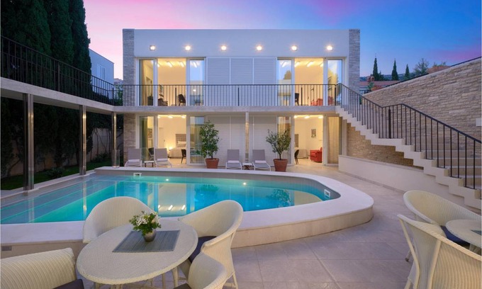 Bol House | 300 m² House ∙ 6 bedrooms ∙ 16 guests