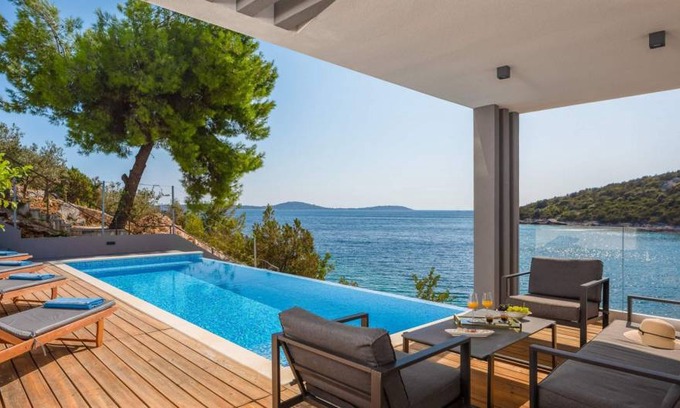 Vinisce Villa | 300 m² Villa ∙ 4 bedrooms ∙ 8 guests