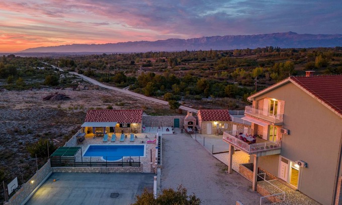 Benkovac Villa | 300 m² Villa ∙ 8 bedrooms ∙ 14 guests