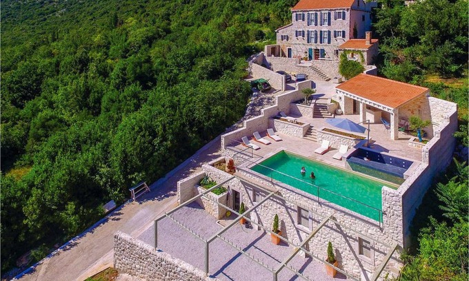 Trpanj House | 330 m² House ∙ 5 bedrooms ∙ 10 guests