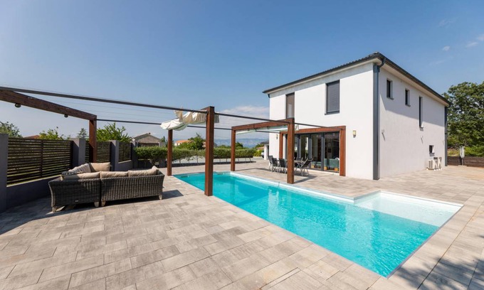 Rasopasno House | 350 m² House ∙ 3 bedrooms ∙ 6 guests
