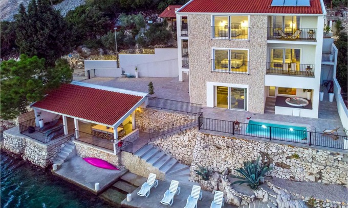 Klek House | 360 m² House ∙ 6 bedrooms ∙ 12 guests