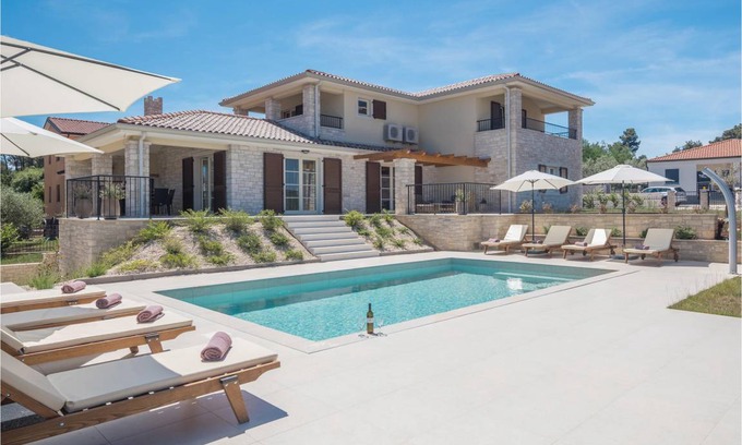 Murine House | 380 m² House ∙ 4 bedrooms ∙ 8 guests