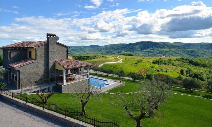 Sculci House | 390 m² House ∙ 5 bedrooms ∙ 12 guests