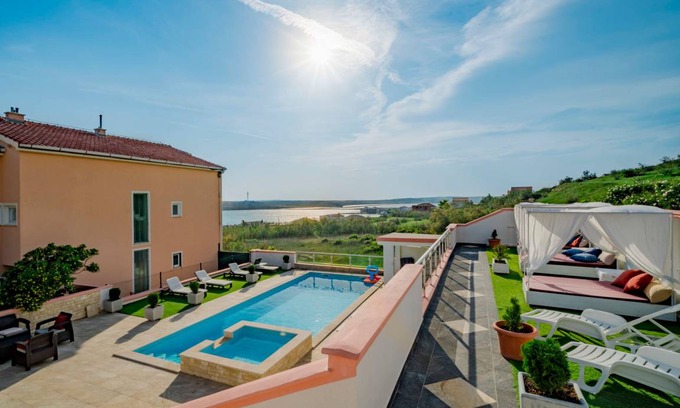Dinjiska House | 396 m² House ∙ 12 bedrooms ∙ 34 guests