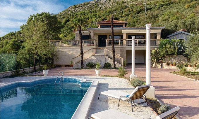 Kremena House | 4 bedroom accommodation in Kremena