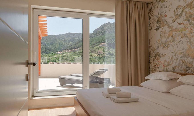 Pitve House | 4 bedroom accommodation in Jelsa