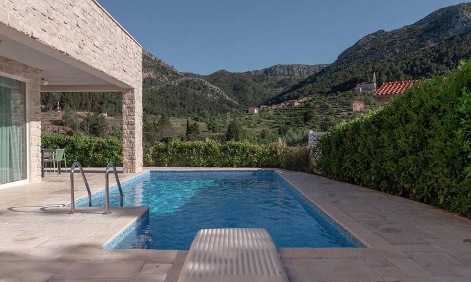 Pitve House | 4 bedroom accommodation in Jelsa