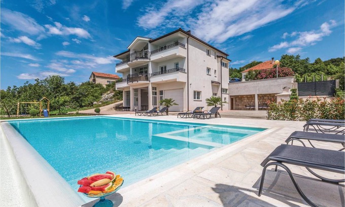 Prolozac House | 400 m² House ∙ 6 bedrooms ∙ 15 guests