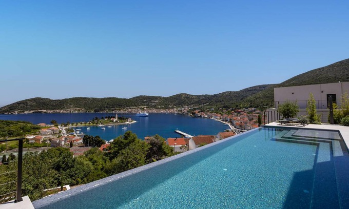 Cove Rogacic House | 435 m² House ∙ 5 bedrooms ∙ 13 guests
