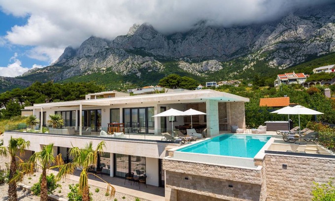 Zelenka House | 560 m² House ∙ 4 bedrooms ∙ 10 guests