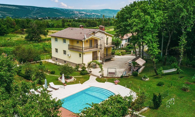 Prolozac House | 6 bedroom awesome home in Grubine