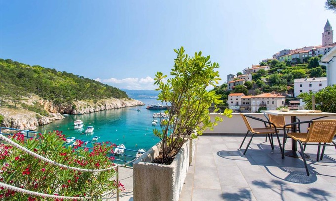 Vrbnik Apartment | 66 m² Apartment ∙ 2 bedrooms ∙ 4 guests