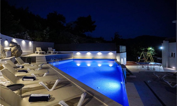 Zrnovnica House | 800 m² House ∙ 8 bedrooms ∙ 16 guests