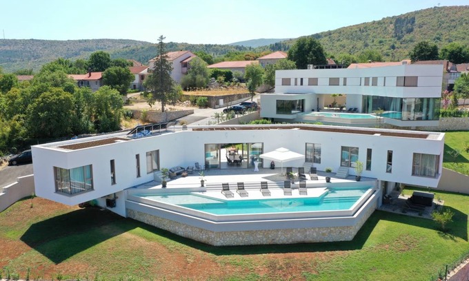 Zmijavci Villa | 800 m² Villa ∙ 10 bedrooms ∙ 20 guests