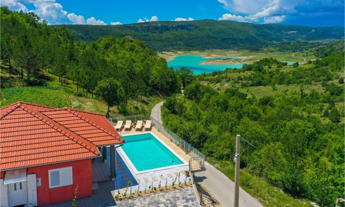 Prolozac House | 85 m² House ∙ 3 bedrooms ∙ 6 guests