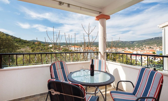 Vinisce Apartment | A1 modern Apt With Big Garden And Terrace With Sea View, 80m From Beach