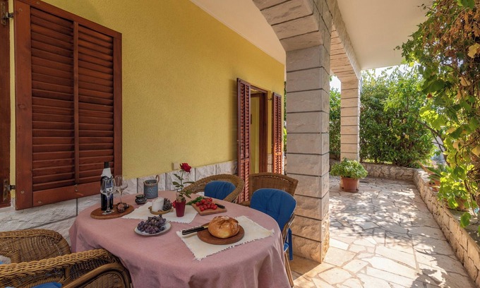 Trogir Apartment | A1 – studio apartment with terrace and garden, 3 min walk to the beach