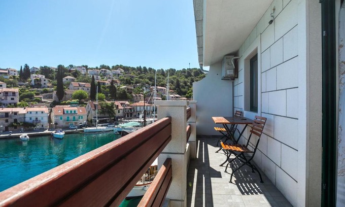 Stomorska Apartment | Alluring Apartment in Stomorska near the Sea