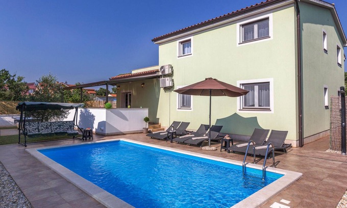 Fazana House | Amazing home in Fazana with kitchen