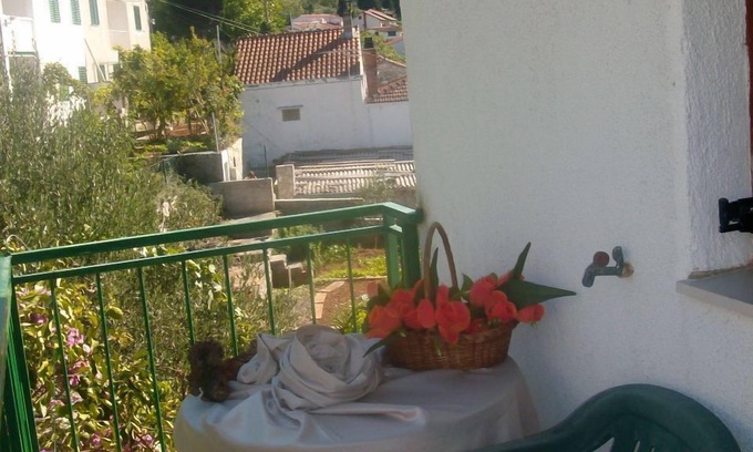 Stomorska Apartment | Apartment Kaleb - next to the seashore: SA10-Miro 34(2) - Stomorska, Island Solta, Croatia