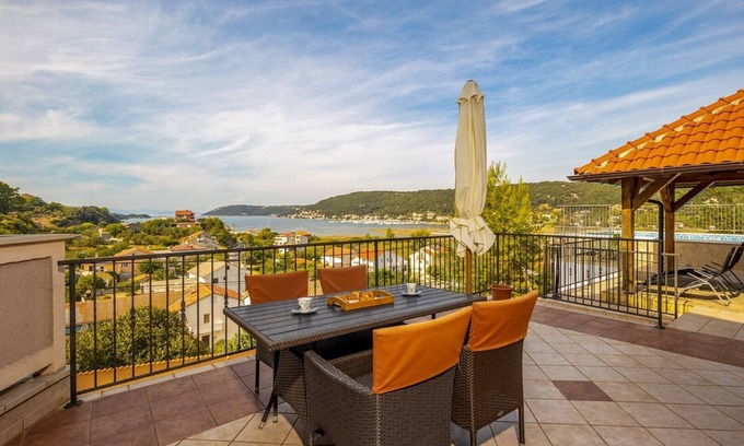 Rab Town Apartment | Apartment Lapida A2 with Sea View and Pool