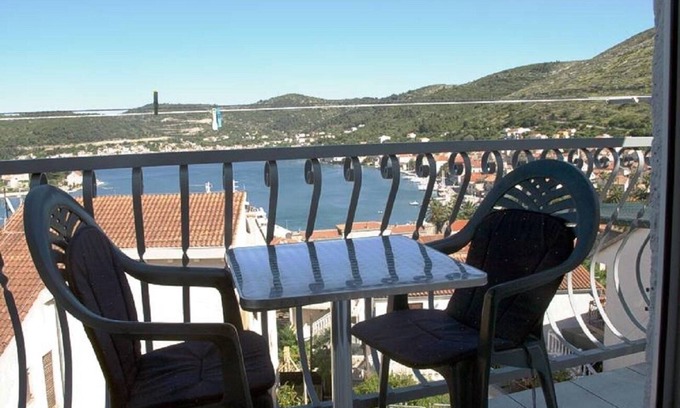 Cove Rogacic Apartment | Apartment Mato - free barbecue: A4(2+2) - Vis, Island Vis, Croatia