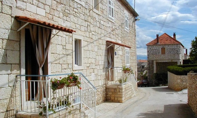 Sutivan Apartment | Apartment Miva - 60m from the sea: - Sutivan, Island Brac, Croatia