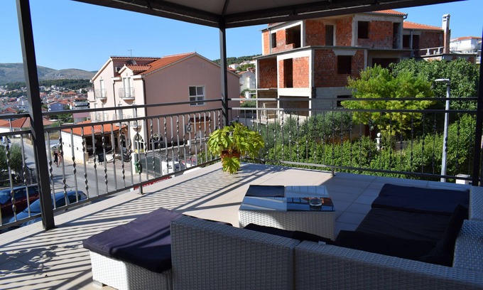 Okrug Gornji Apartment | Apartment Nikola IV. near beach