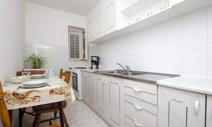 Dugi Rat Apartment | Apartments Anka (31461-A1) - Duce