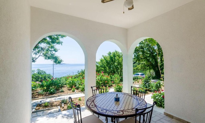 Plat Apartment | apartments carpe diem - comfort one bedroom apartment with terrace and sea vi...