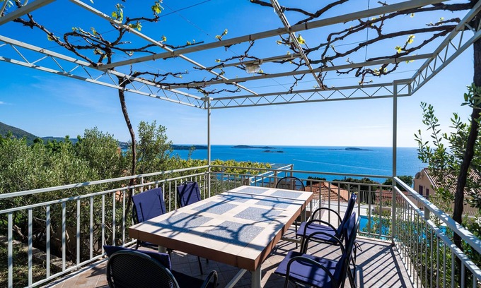 Zavrelje Apartment | Apartments Klis - Three Bedroom Apartment with Terrace - A7