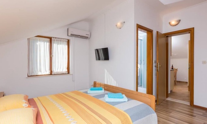 Hodilje Apartment | Apartments Memunić - One Bedroom Apartment with Garden View