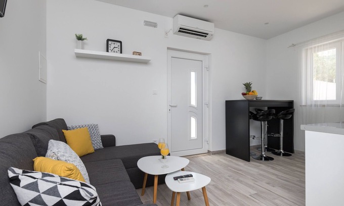 Mokosica Apartment | Apartments Siblings - Premium One Bedroom Apartment with Terrace and Garden View (PRVI)
