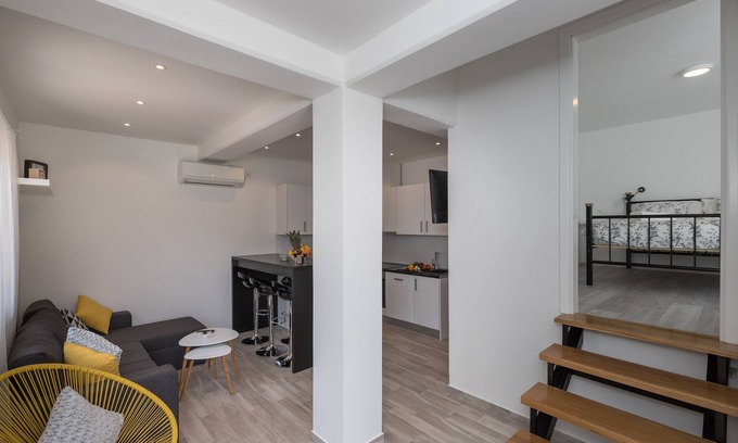 Mokosica Apartment | Apartments Siblings - Premium Two Bedroom Apartment with Terrace and Garden View (CETVRTI)
