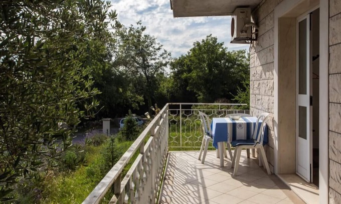 Cilipi Apartment | Apartments Villa Maslina - One-Bedroom Apartment with Terrace and Garden View