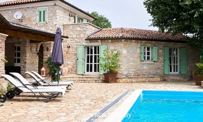 Jehnici Villa | Authentic Villa Karim with a pool and a spacious garden