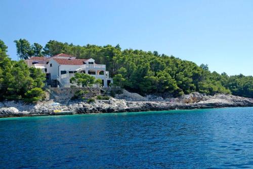 Vela Luka Apartment | Beachfront Apartment in Tri Porte, with sea view, terrace, air conditioning, WiFi 5208-2