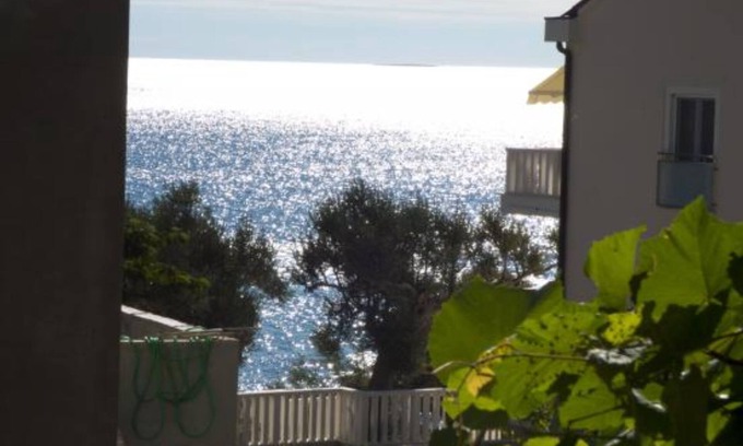 Ivan Dolac Apartment | Beachfront Apartments Plaža