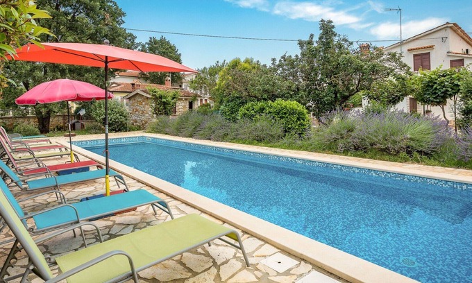 Veleniki Apartment | Beautiful apartment for 5 guests with WIFI, pool, A/C, TV, terrace, pets allowed and parking
