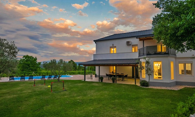 Zmijavci House | Beautiful home in Zmijavci with WiFi