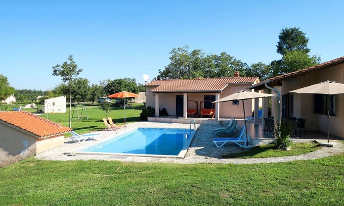 Laginji Villa | Beautiful villa for 10 people with WIFI, private pool, TV, balcony, pets allowed and parking