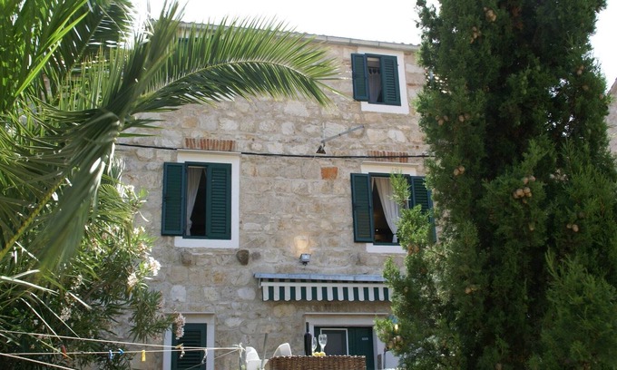 Vis Apartment | Coastal apartment in Vis near sea