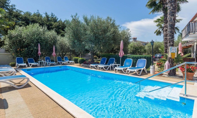 Kosinozici Apartment | Cosy apartment for 3 guests with WIFI, pool, A/C, TV, terrace and pets allowed