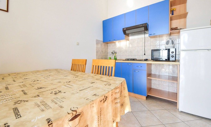 Tribanj Apartment | Cosy apartment for 4 guests with WIFI, A/C, TV, terrace and parking