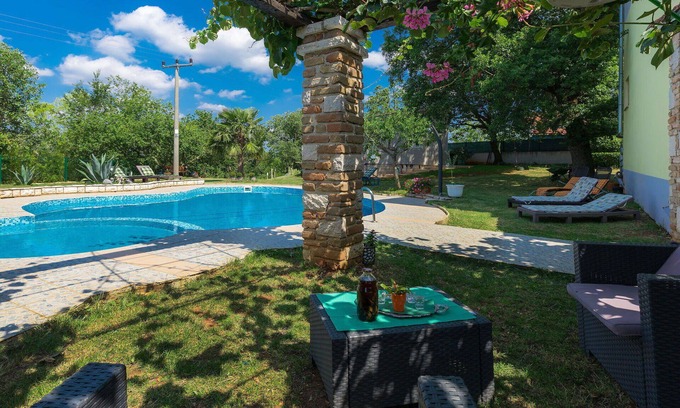 Jezenj Apartment | Cosy apartment for 5 people with pool, WIFI, TV, terrace and pets allowed
